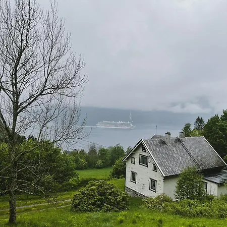 Peaceful Fjord Hideaway Close To Geiranger, Trollstigen And Alesund Apartamento Dyrkorn