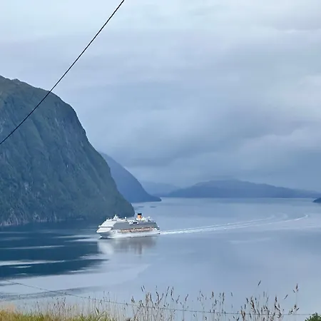 Peaceful Fjord Hideaway Close To Geiranger, Trollstigen And Alesund Appartamento *